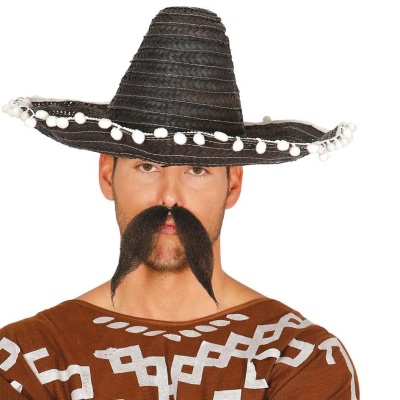 Homem com chapéu sombrero preto, bigode falso preto e roupa castanha com padrão branco