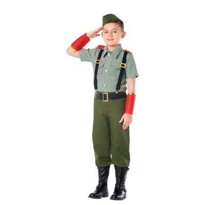 Menino com uniforme militar verde e acessórios vermelhos fazendo continência