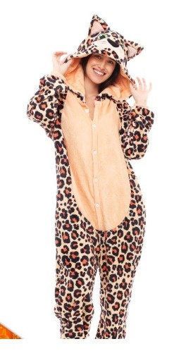 Pessoa a usar macacão felpudo animal print com capuz de orelhas