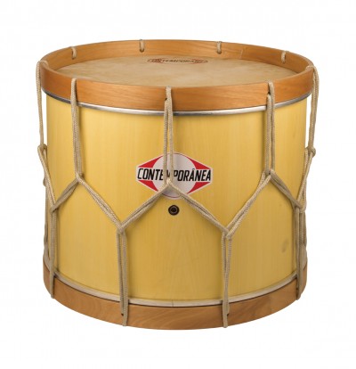 Tambor de madeira com pele clara e cordas brancas, etiqueta 'CONTEMPORÂNEA'