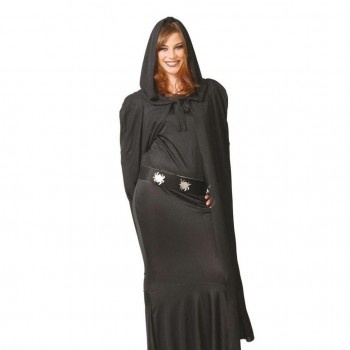 Mulher com capa preta e vestido preto