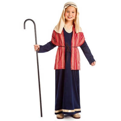 Criança com roupa tradicional e cajado em fundo branco.