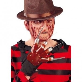 Homem com camisola riscas vermelhas e pretas, chapéu castanho e luva com lâminas metálicas.