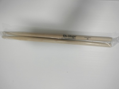 Par de baquetas de madeira claras On-Stage 5A embaladas em plástico