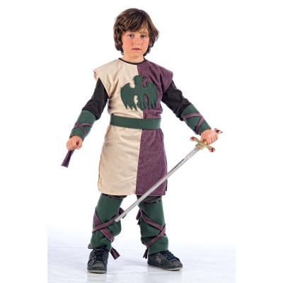 Criança vestida com traje medieval bege e roxo com dragão e segurando espada