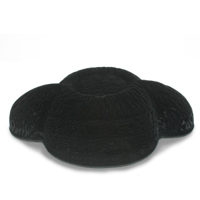 Almofada preta arredondada com textura aveludada