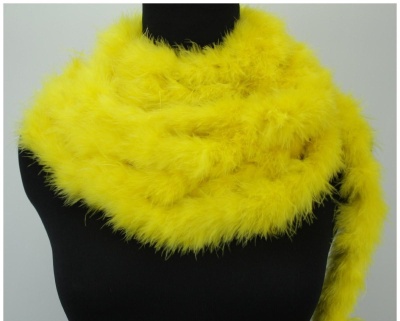 Cachecol amarelo felpudo em manequim preto