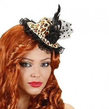 Chapéu mini animal print decorado com penas e flor em mulher ruiva