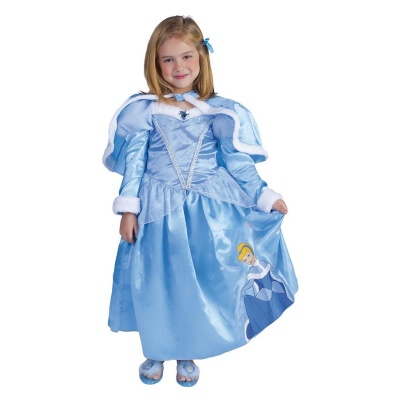 Menina a usar vestido azul de princesa com capa e sapatos azuis