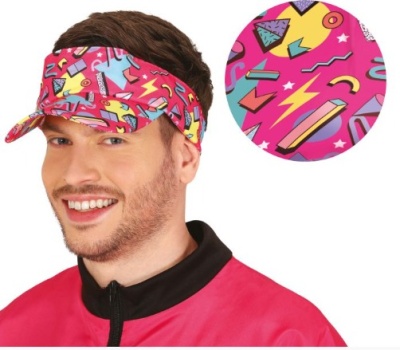 Viseira rosa com padrões geométricos coloridos usada por homem