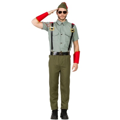 Homem com farda verde e acessórios vermelhos em fundo branco