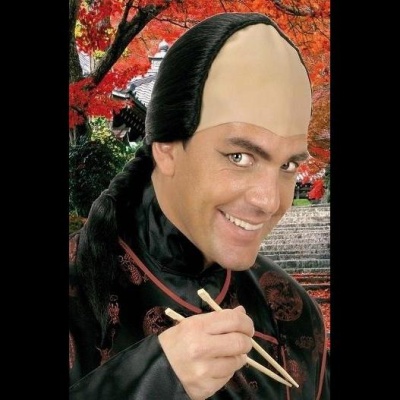 Careca chinesa com rabo de cavalo trançado