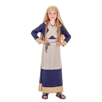 Criança com traje comprido azul escuro e bege, sandálias pretas, em fundo branco