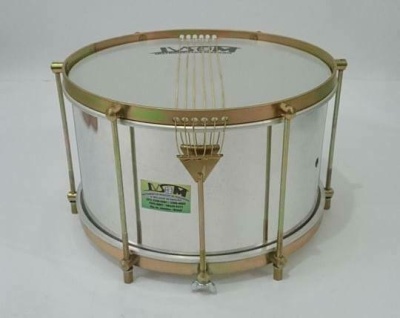 Bateria de caixa de latão com ferragens douradas e etiqueta verde sobre superfície branca