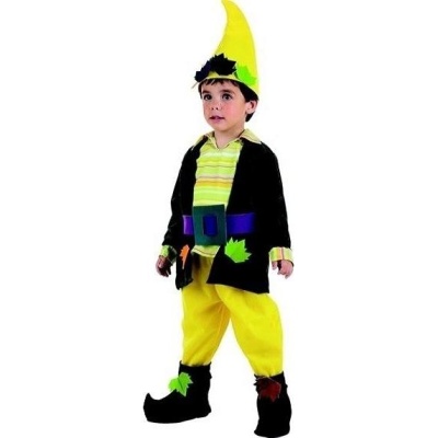 Criança vestida com fantasia de duende amarela e preta com folhas verdes