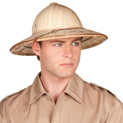 Homem com camisa bege e chapéu pith helmet bege claro e castanho