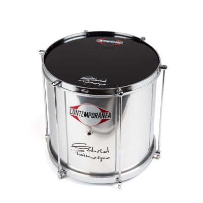 Tambor de percussão prateado com pele preta e logos 'CONTEMPORANEA' e 'Gabriel Tocaiapo'