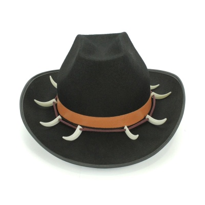 Chapéu cowboy preto com faixa castanha e dentes decorativos brancos