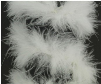 Colar ou adorno de penas brancas sobre fundo preto