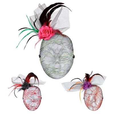 Máscara festiva decorada com penas e flores