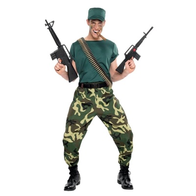 Homem vestido com roupa de camuflagem segurando armas falsas.