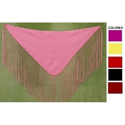 Lenço triangular rosa com franjas compridas a fundo verde e paleta de cores ao lado