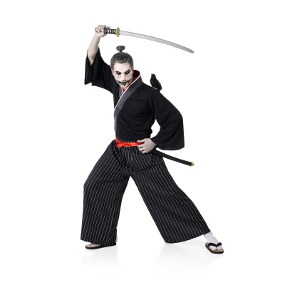 Figura vestida com kimono preto e calças riscas com espada samurai