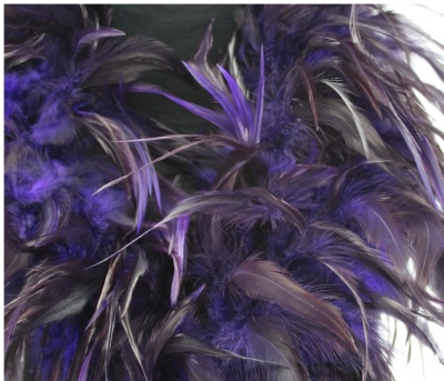 Penas roxas e pretas entrelaçadas com textura suave