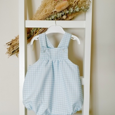 Macacão bebé xadrez azul e branco pendurado em cabide branco