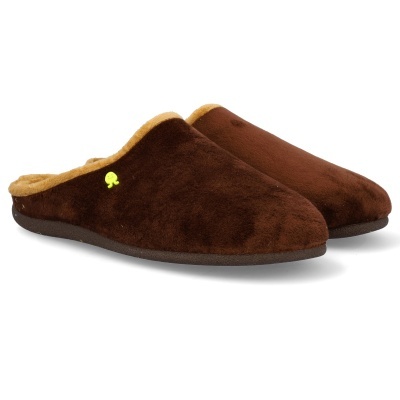 Chinelos castanhos com interior felpudo castanho claro e logótipo amarelo