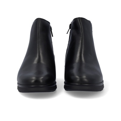 Botins pretos em pele com fecho lateral