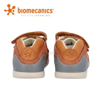 Sapatos infantis Biomecanics castanho e cinzento vistos de trás