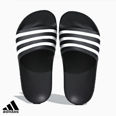 Chinelos pretos Adidas com três riscas brancas