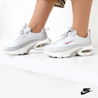 Ténis Nike brancos com detalhes cinzentos e rosa e solado robusto com tecnologia air