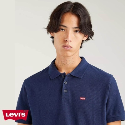Polo Levi's azul escuro com etiqueta vermelha no peito