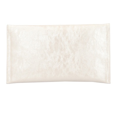 Carteira branca brilhante retangular sobre fundo branco