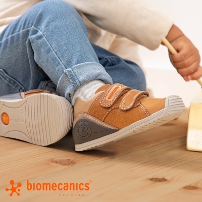 Sapatilhas Biomecanics 221123 para bebé em Camel