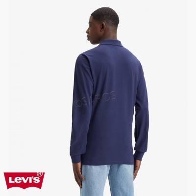 Homem vestindo polo azul marinho de manga comprida e calças de ganga azul claro, fundo branco com logo Levi's