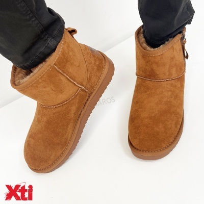 Botas castanhas de camurça com interior peludo e sola de borracha