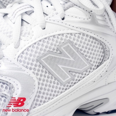 Ténis New Balance brancos com malha e pele sintética e logótipo N cinza