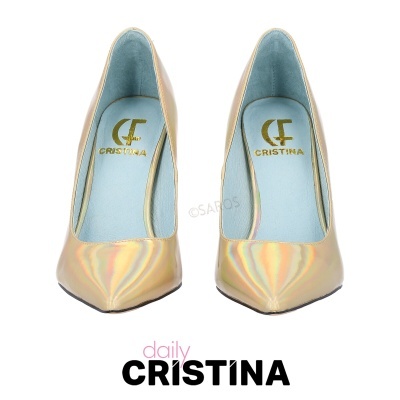 Par de sapatos dourados altos com interior azul claro e marca CRISTINA.