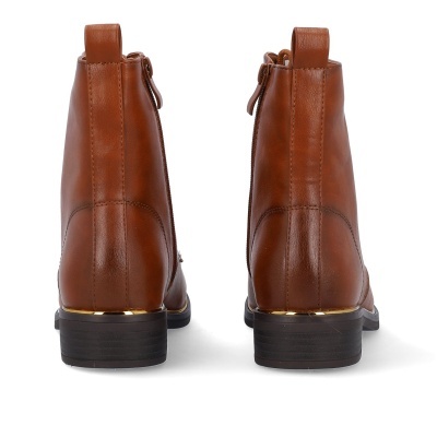 Botas castanhas de couro com detalhe dourado no salto