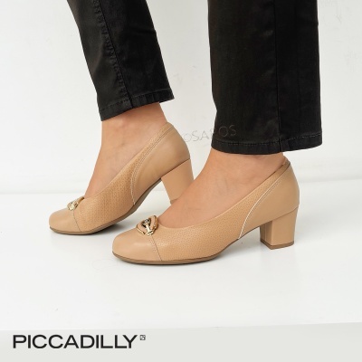 Sapatos de salto médio bege com detalhe metálico dourado