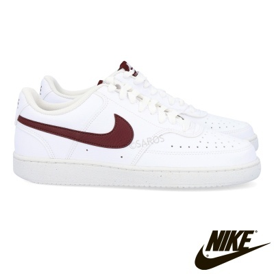 Ténis Nike brancos com Swoosh castanho em fundo branco