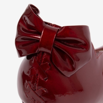 Calçado verniz vermelho com laço decorativo