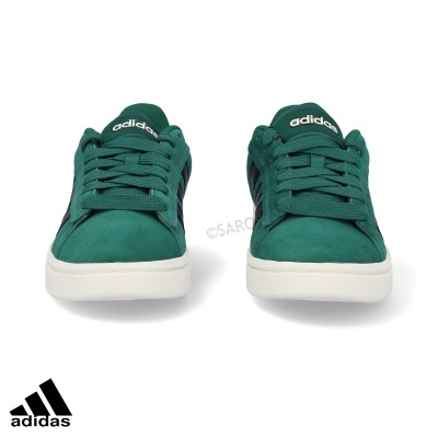 Par de ténis Adidas verdes com sola branca e logo