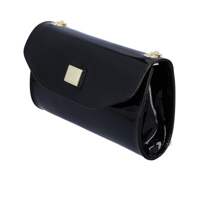 Mala preta em verniz com fecho dourado e alças metálicas