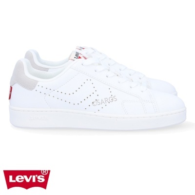 Ténis brancos de couro Levi's com detalhes perfurados e etiqueta vermelha