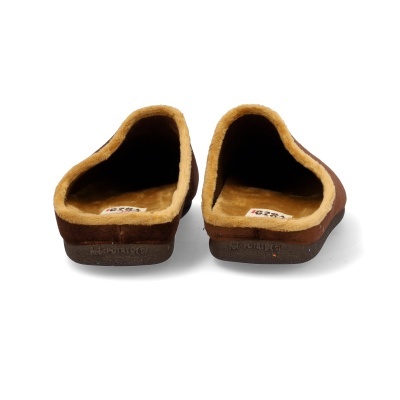 Chinelos castanhos com interior de pêlo castanho claro e sola preta