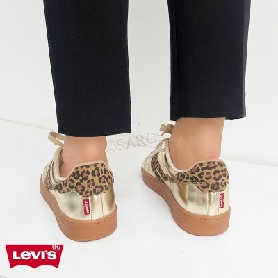 Ténis Levi's dourados com padrão animal print e sola castanha vistos de trás.
